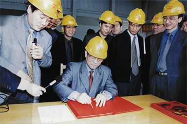 2002年4月3日，時(shí)任浙江省省長柴松岳視察景興工業(yè)園